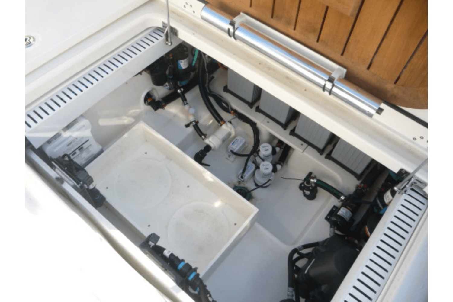 Slide: The Image of Boston Whaler 330 OUTRAGE 2017 - 5