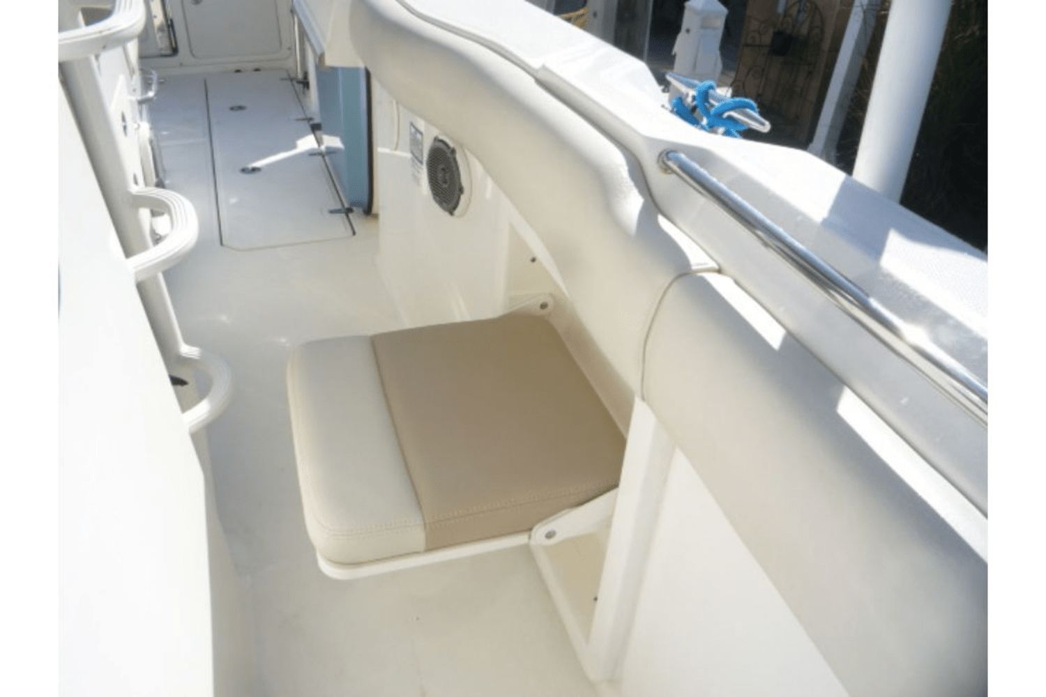 Slide: The Image of Boston Whaler 330 OUTRAGE 2017 - 7