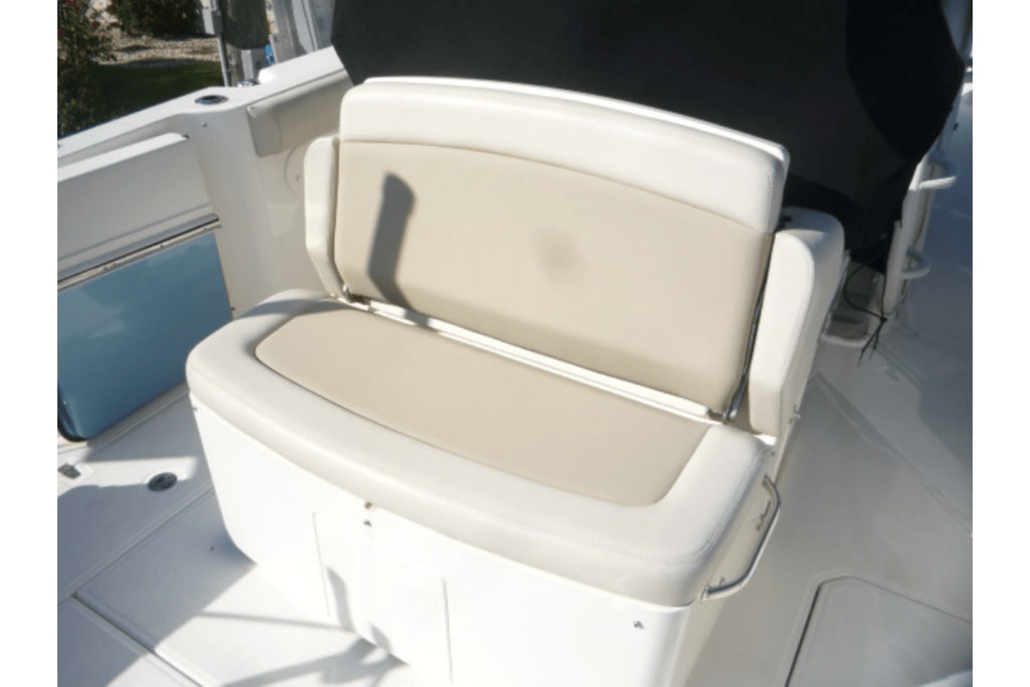 Slide: The Image of Boston Whaler 330 OUTRAGE 2017 - 9