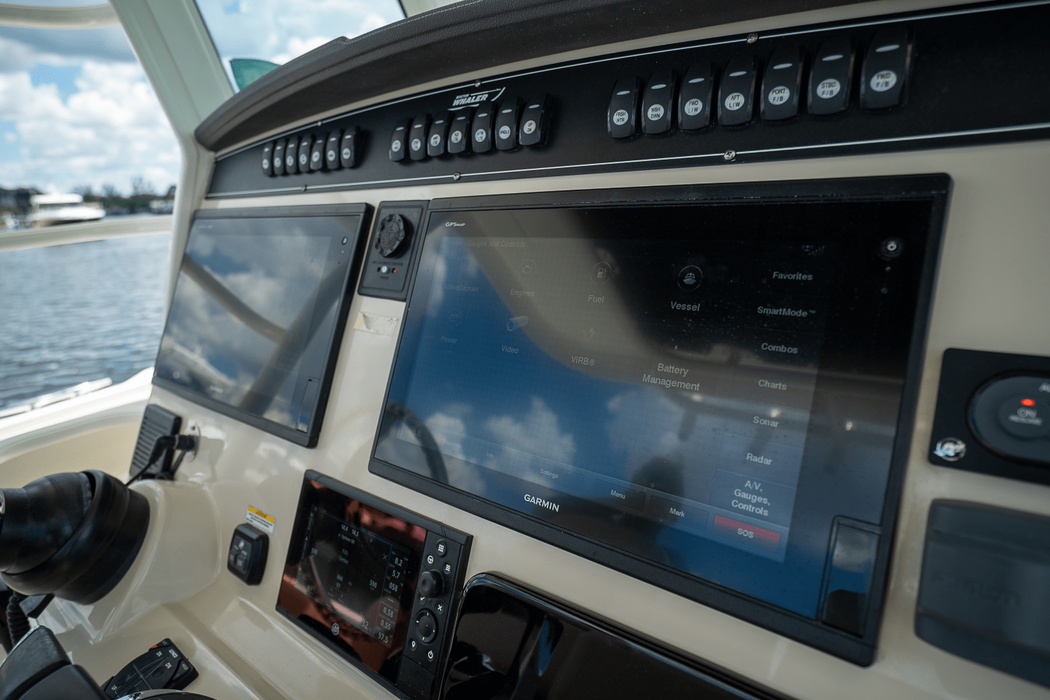 Slide: The Image of Boston Whaler 330 Outrage 2018 - 14
