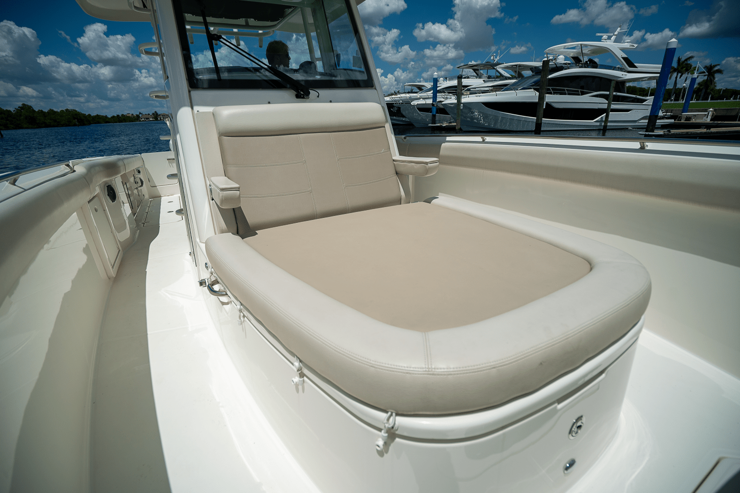 Slide: The Image of Boston Whaler 330 Outrage 2018 - 23