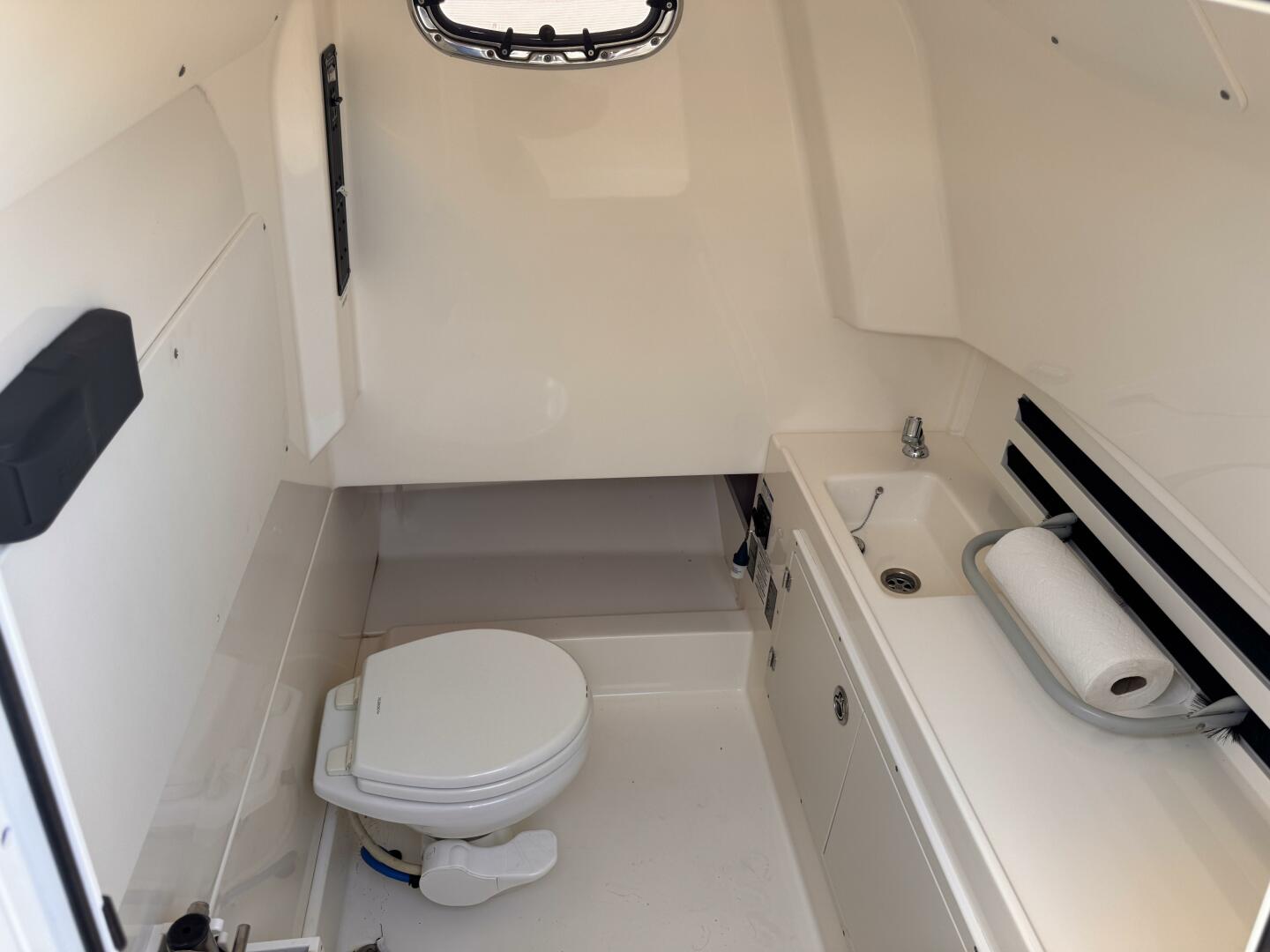 Slide: The Image of Boston Whaler 330 Outrage 2018 - 5266641