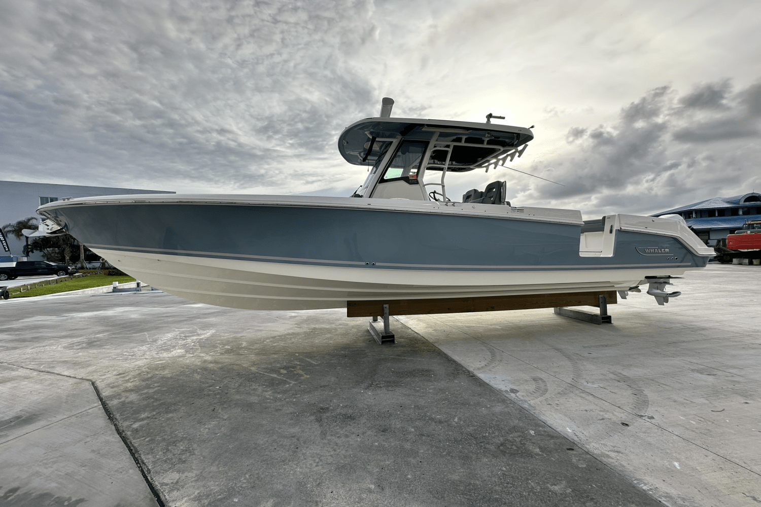 Slide: The Image of Boston Whaler 330 OUTRAGE 2023 - 0