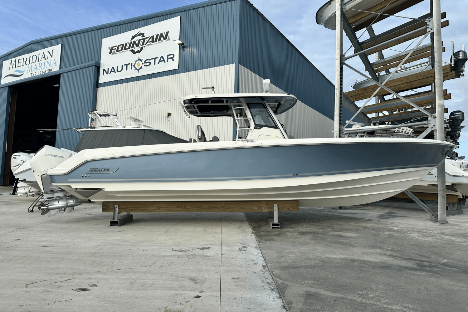 Slide: The Image of Boston Whaler 330 OUTRAGE 2023 - 1