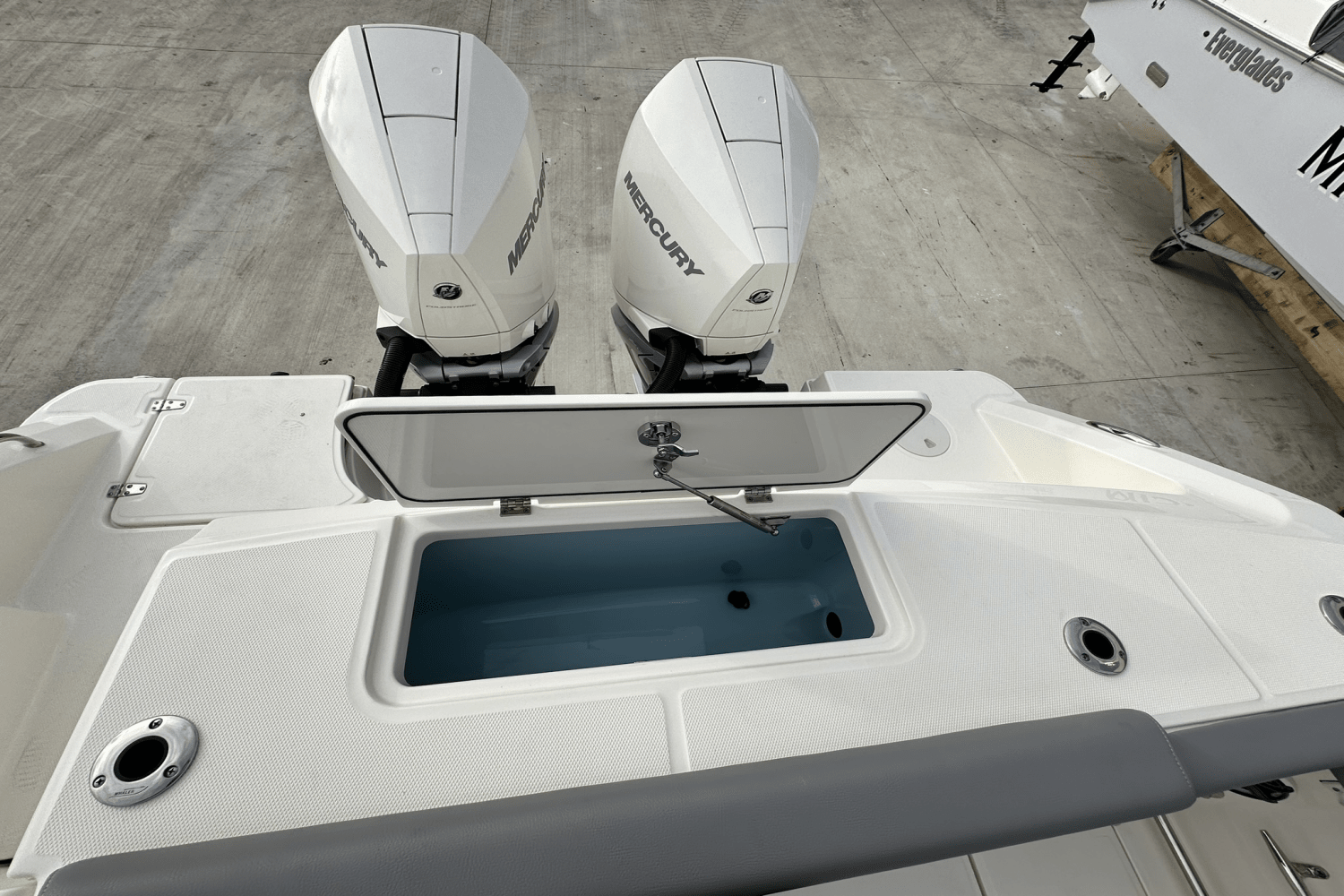 Slide: The Image of Boston Whaler 330 OUTRAGE 2023 - 10