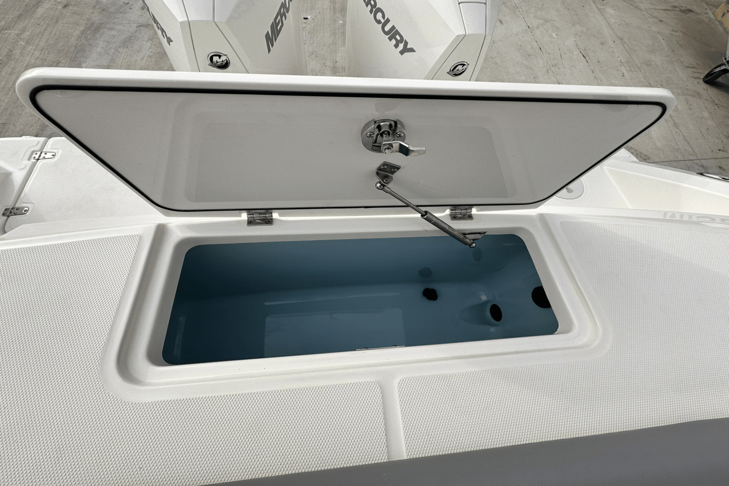 Slide: The Image of Boston Whaler 330 OUTRAGE 2023 - 11