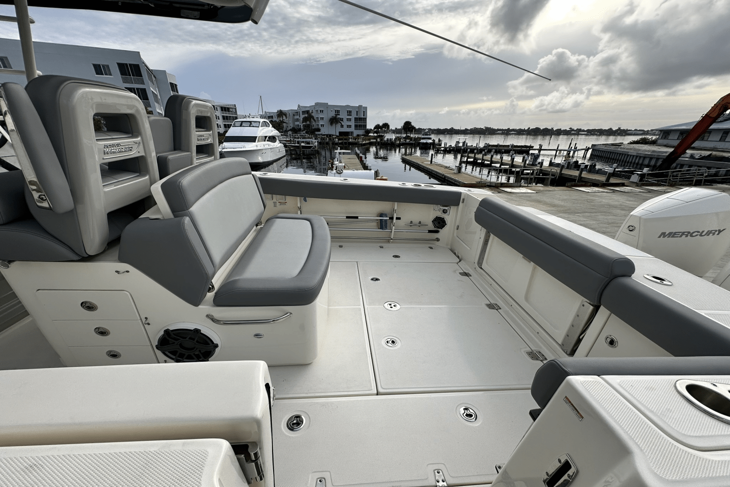 Slide: The Image of Boston Whaler 330 OUTRAGE 2023 - 14