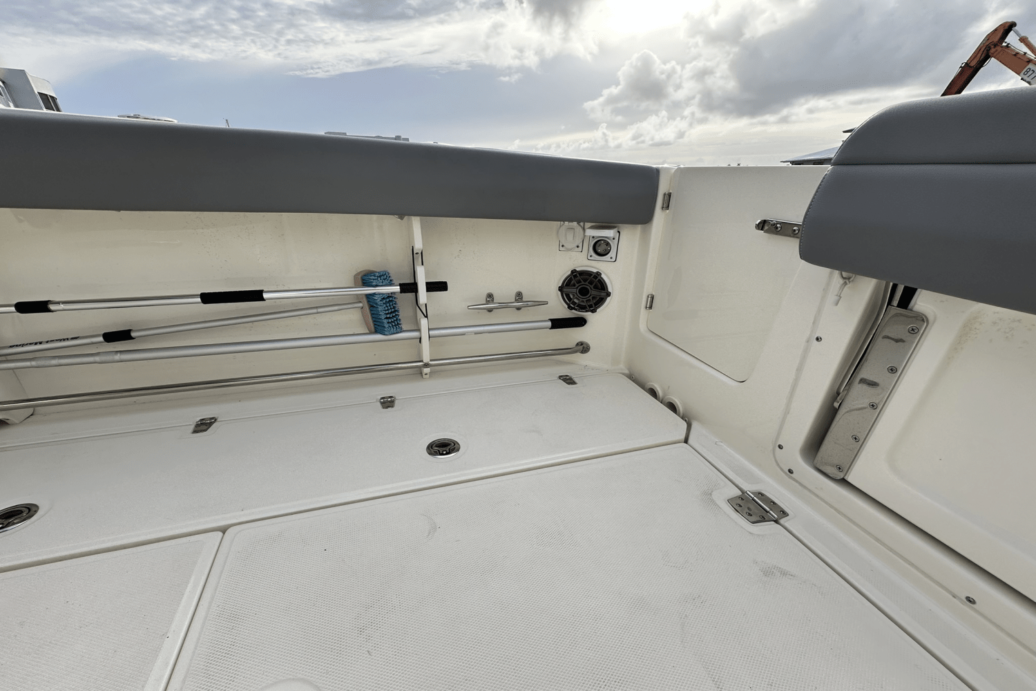 Slide: The Image of Boston Whaler 330 OUTRAGE 2023 - 15