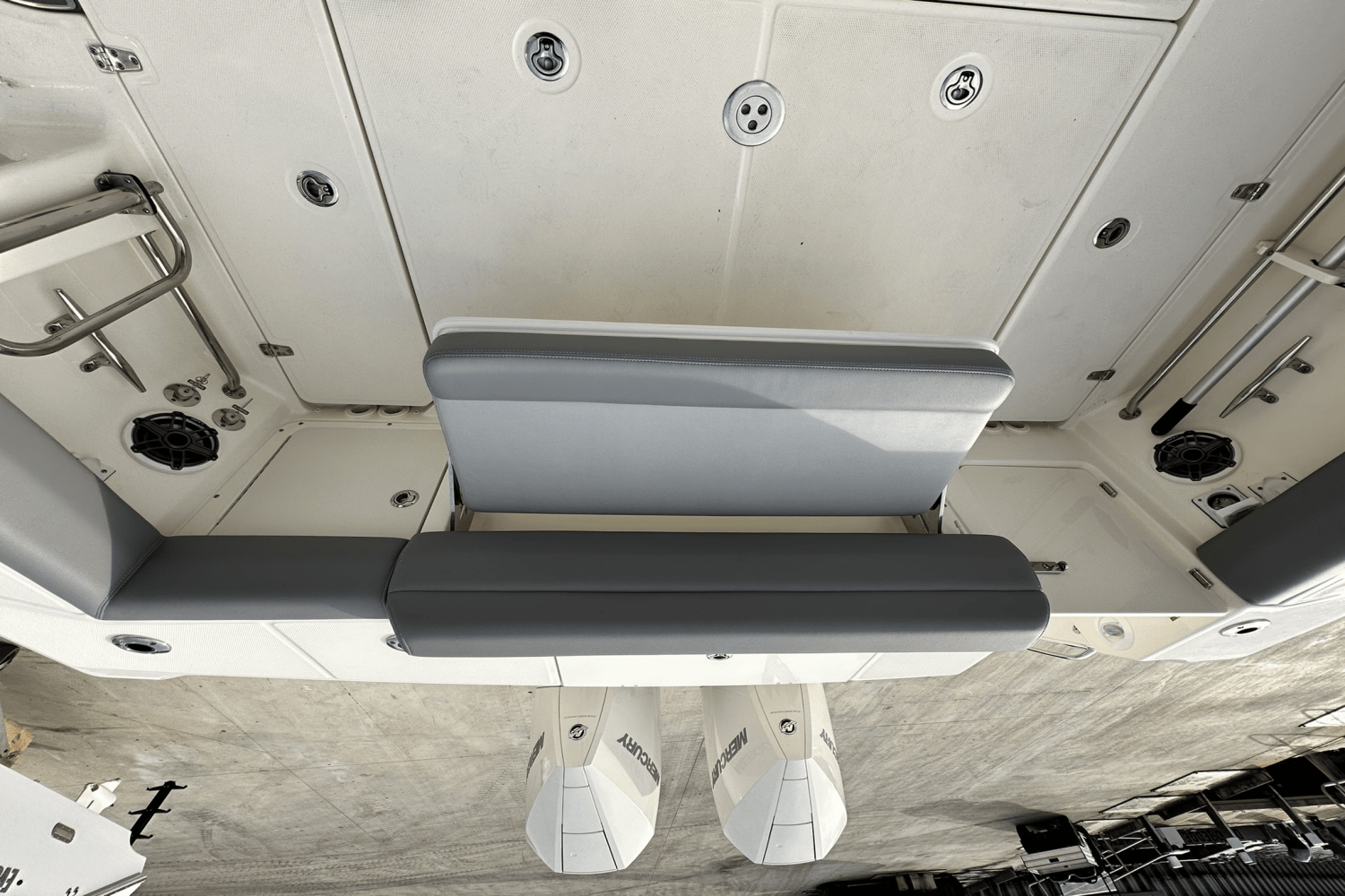 Slide: The Image of Boston Whaler 330 OUTRAGE 2023 - 16