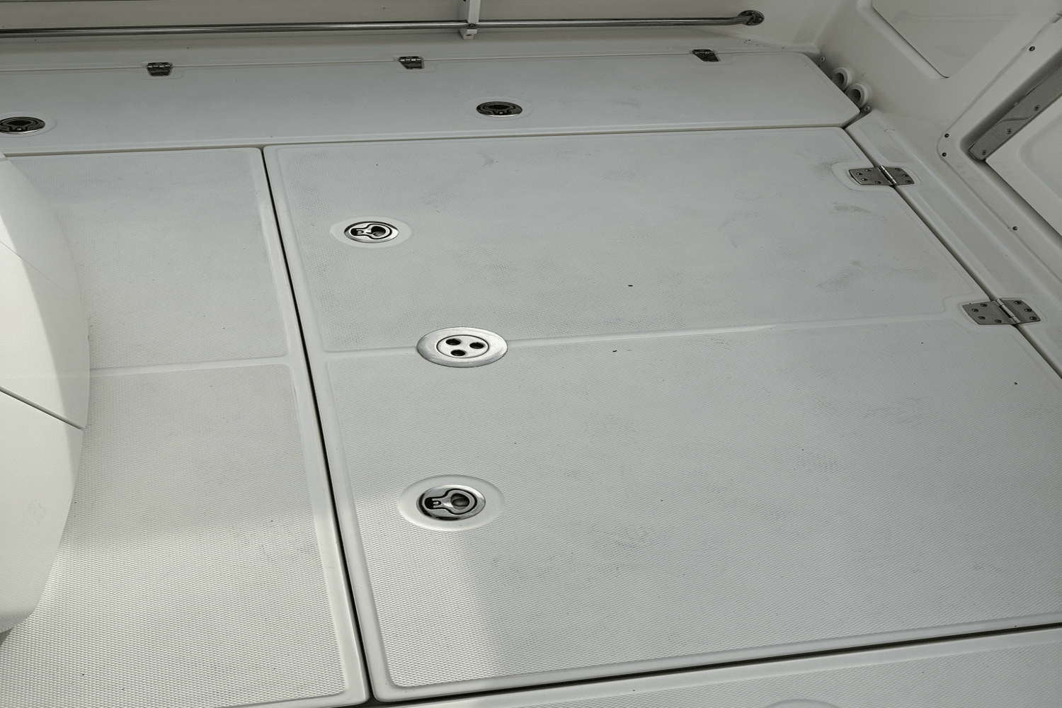 Slide: The Image of Boston Whaler 330 OUTRAGE 2023 - 17