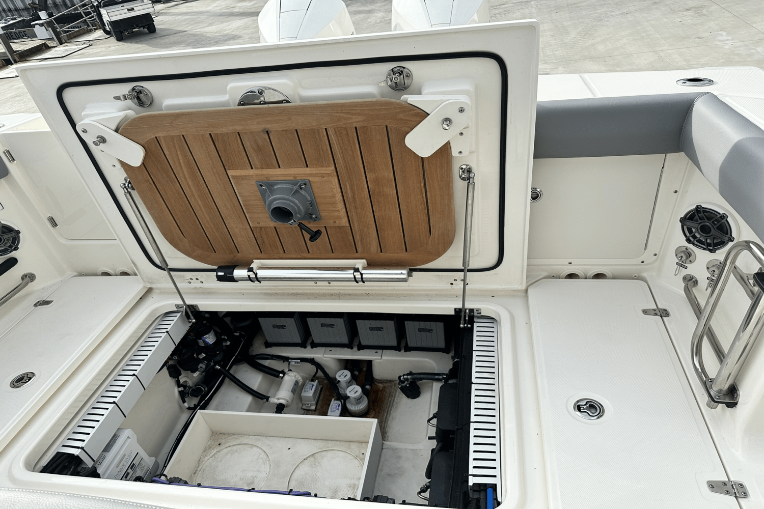 Slide: The Image of Boston Whaler 330 OUTRAGE 2023 - 18