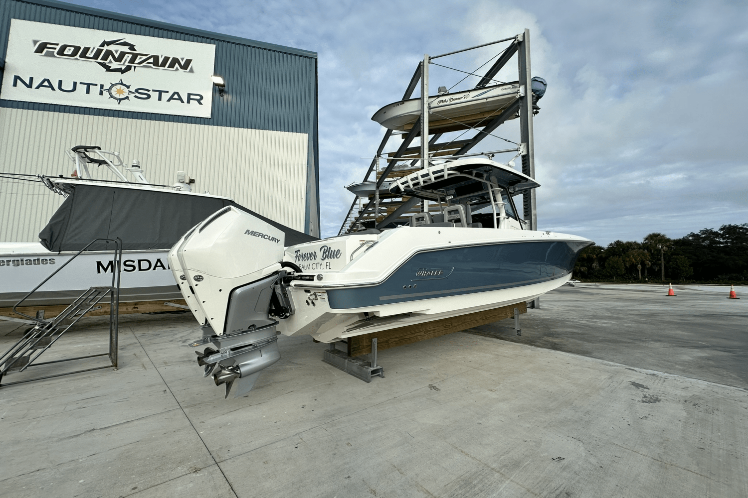 Slide: The Image of Boston Whaler 330 OUTRAGE 2023 - 2