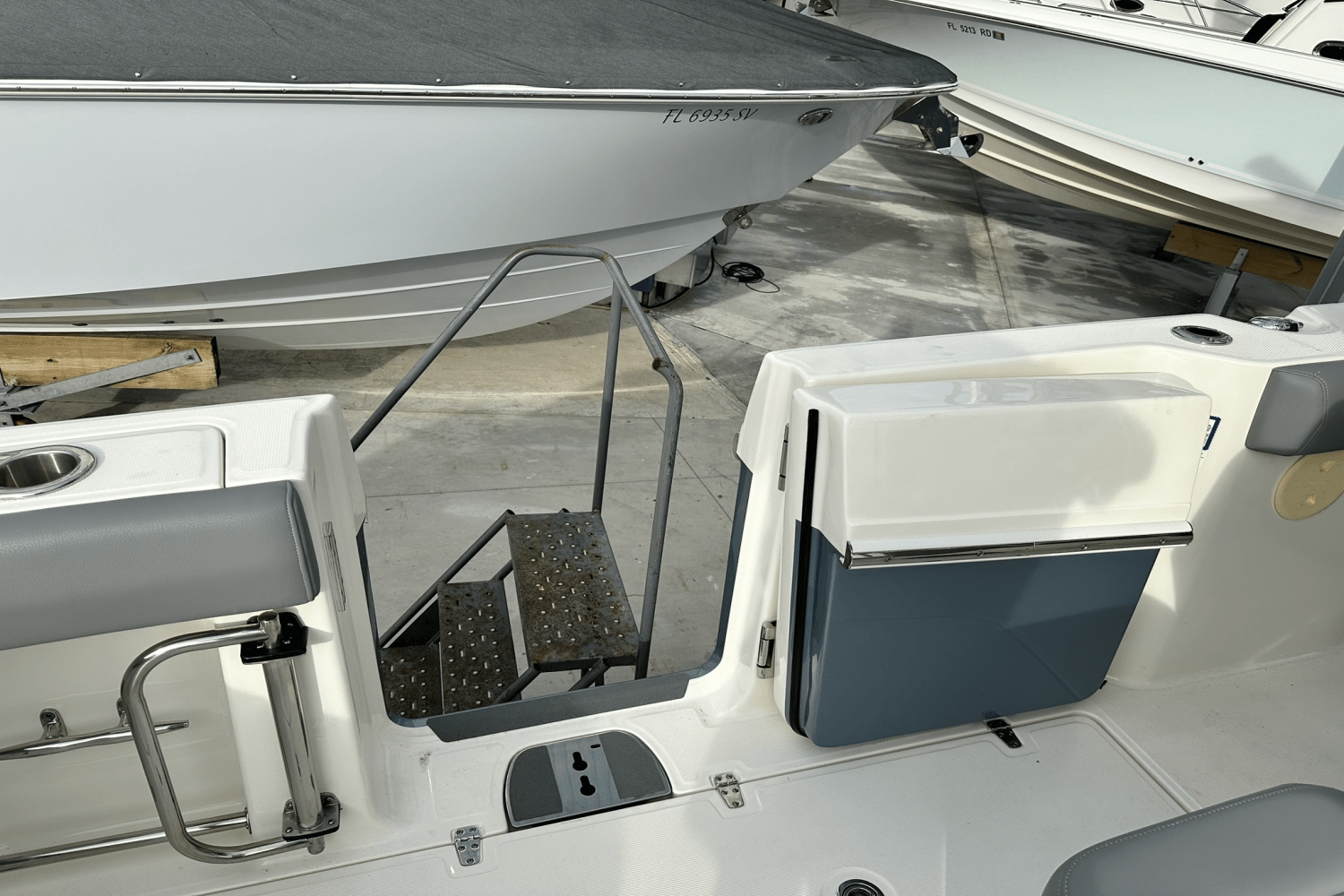 Slide: The Image of Boston Whaler 330 OUTRAGE 2023 - 23