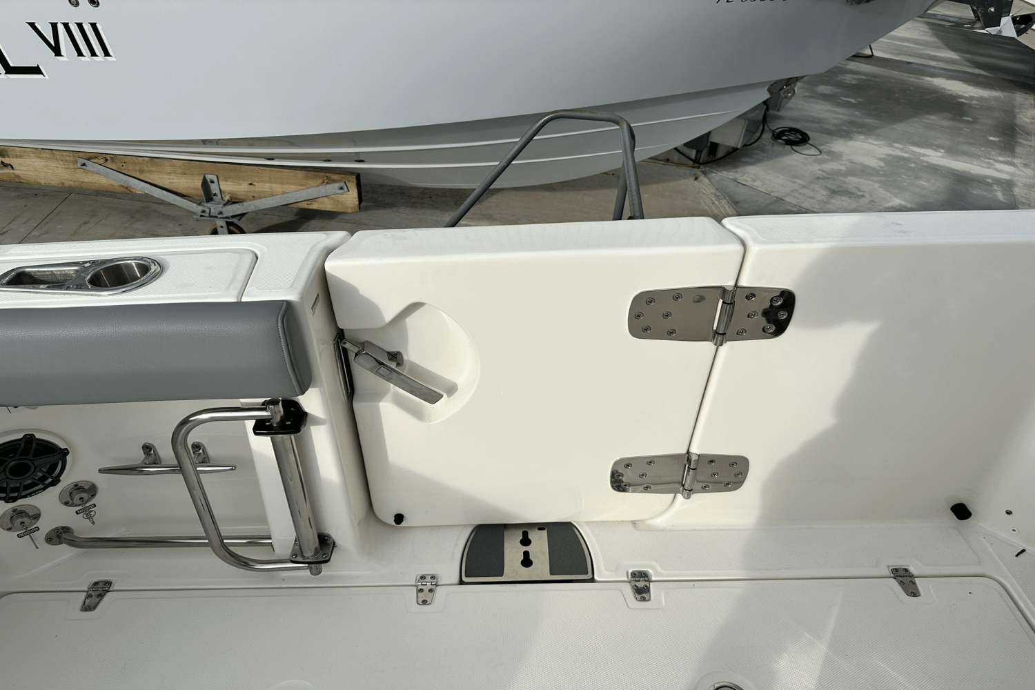 Slide: The Image of Boston Whaler 330 OUTRAGE 2023 - 24