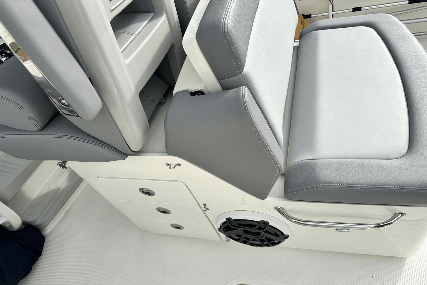 Slide: The Image of Boston Whaler 330 OUTRAGE 2023 - 25