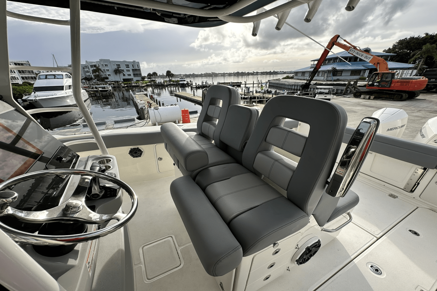 Slide: The Image of Boston Whaler 330 OUTRAGE 2023 - 26