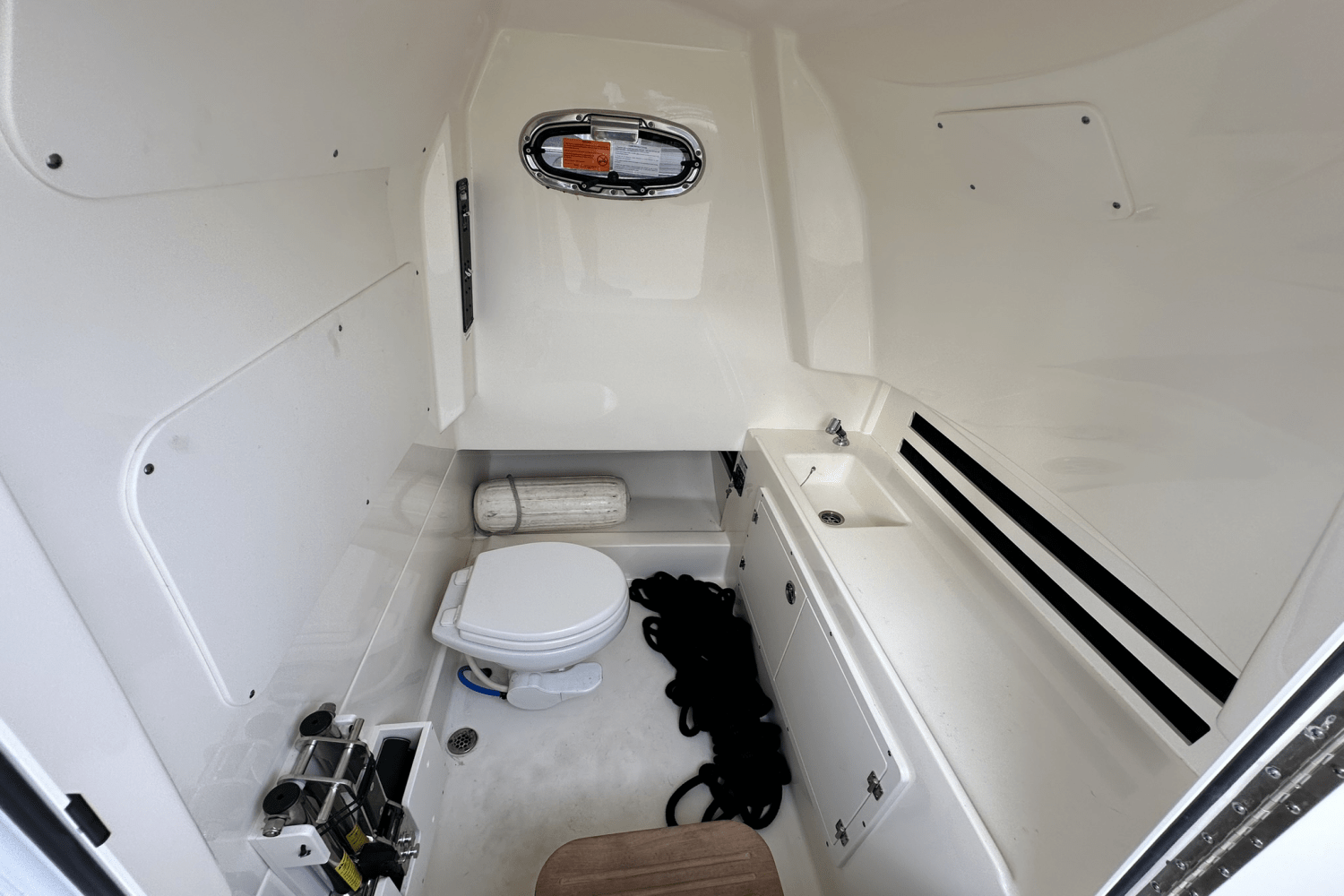 Slide: The Image of Boston Whaler 330 OUTRAGE 2023 - 32