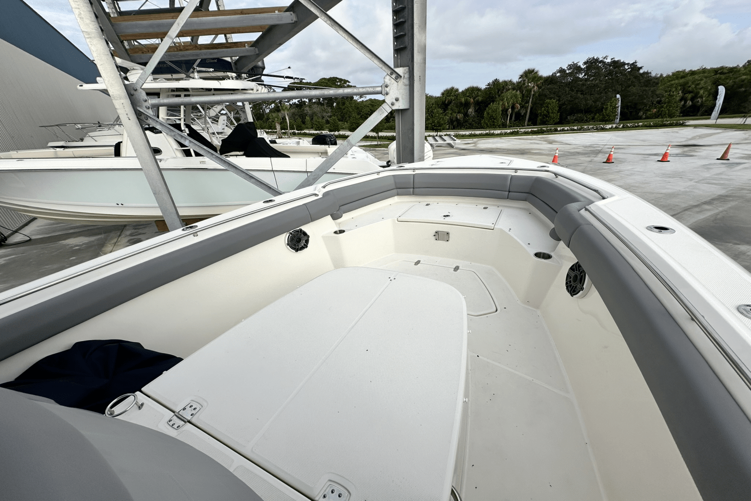 Slide: The Image of Boston Whaler 330 OUTRAGE 2023 - 33