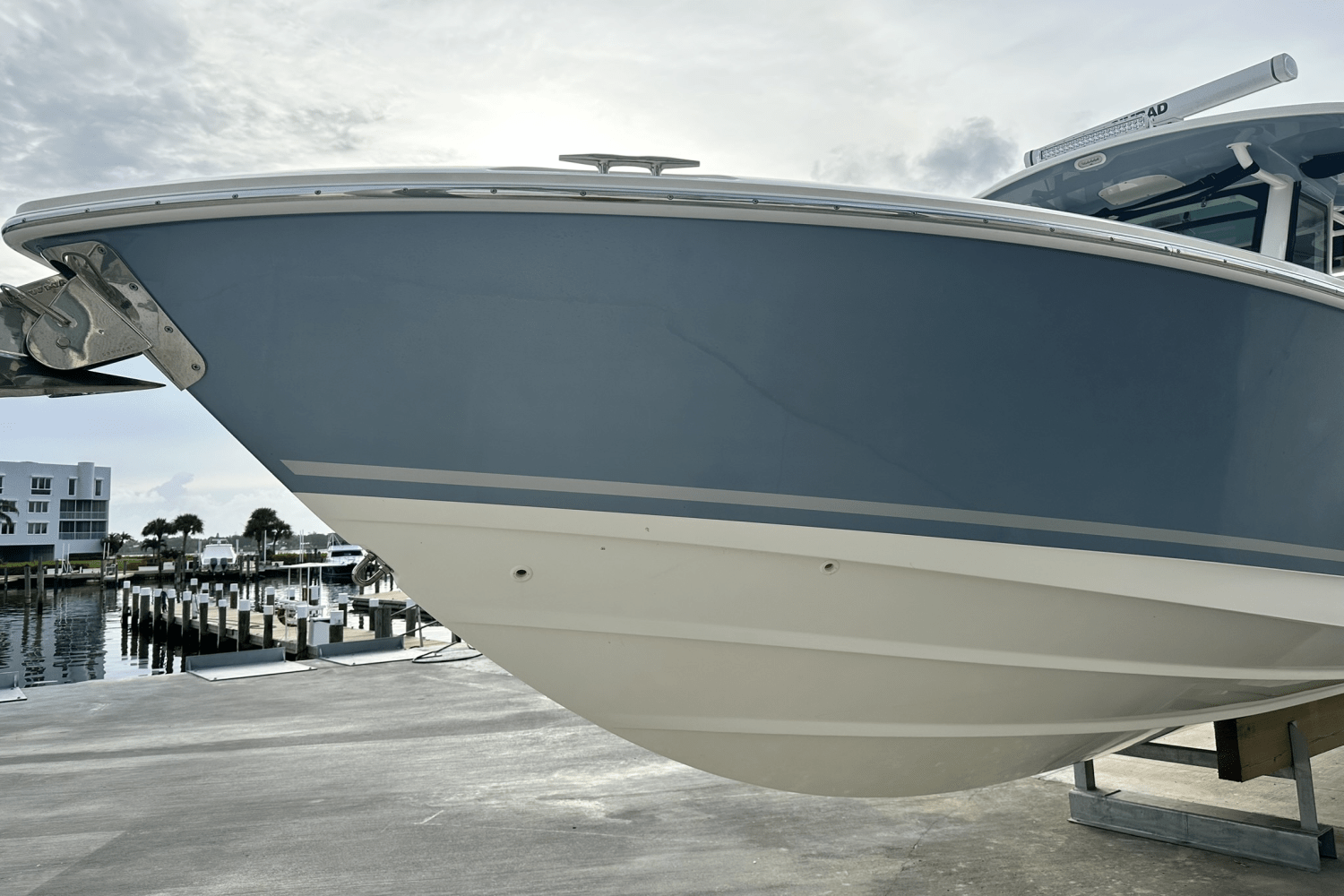 Slide: The Image of Boston Whaler 330 OUTRAGE 2023 - 4