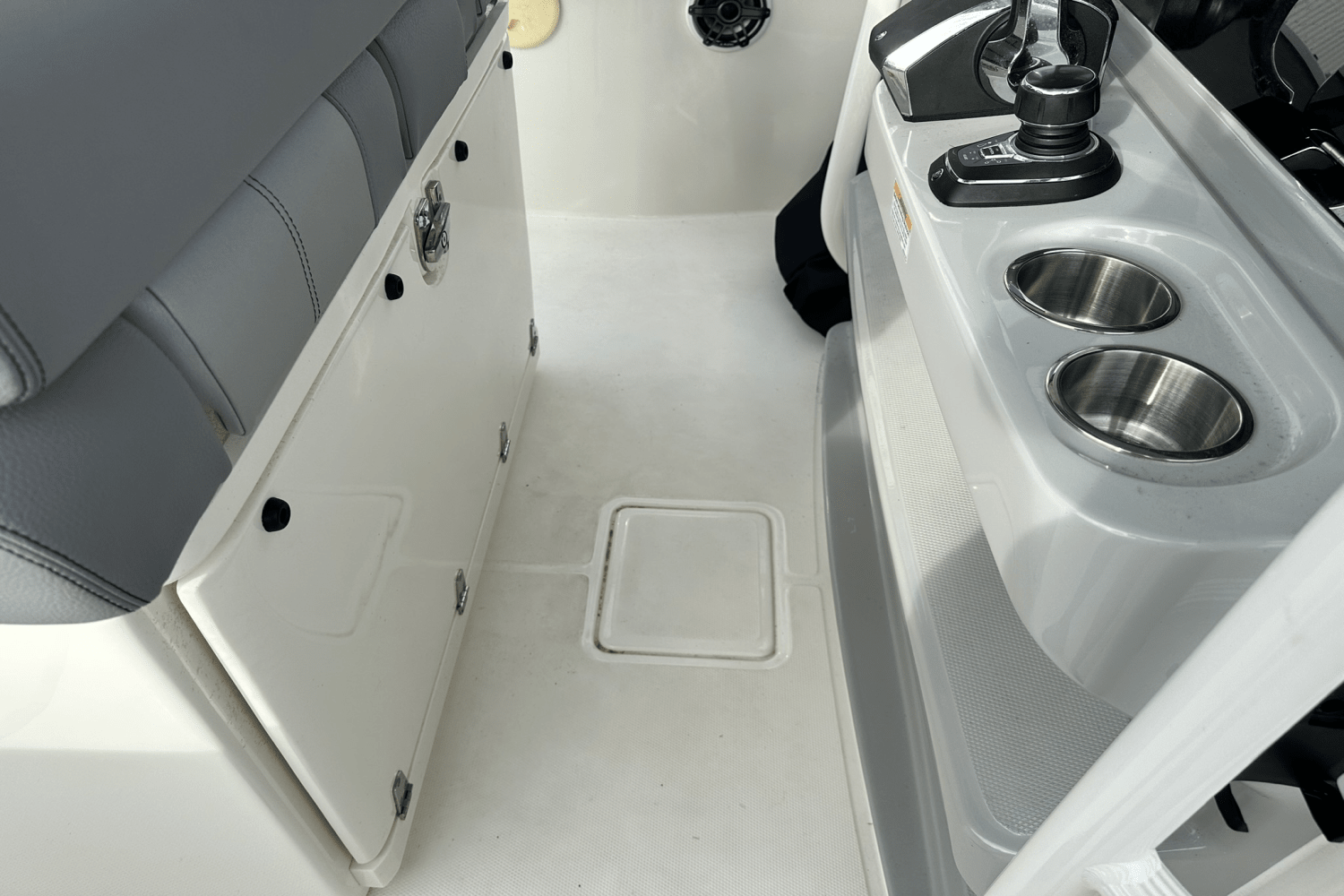 Slide: The Image of Boston Whaler 330 OUTRAGE 2023 - 40