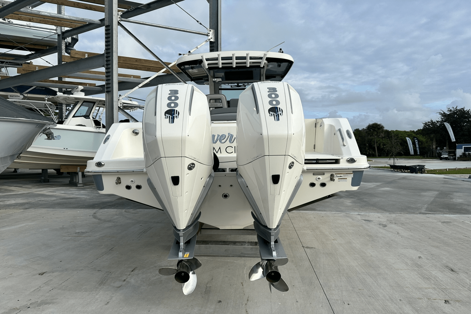 Slide: The Image of Boston Whaler 330 OUTRAGE 2023 - 6