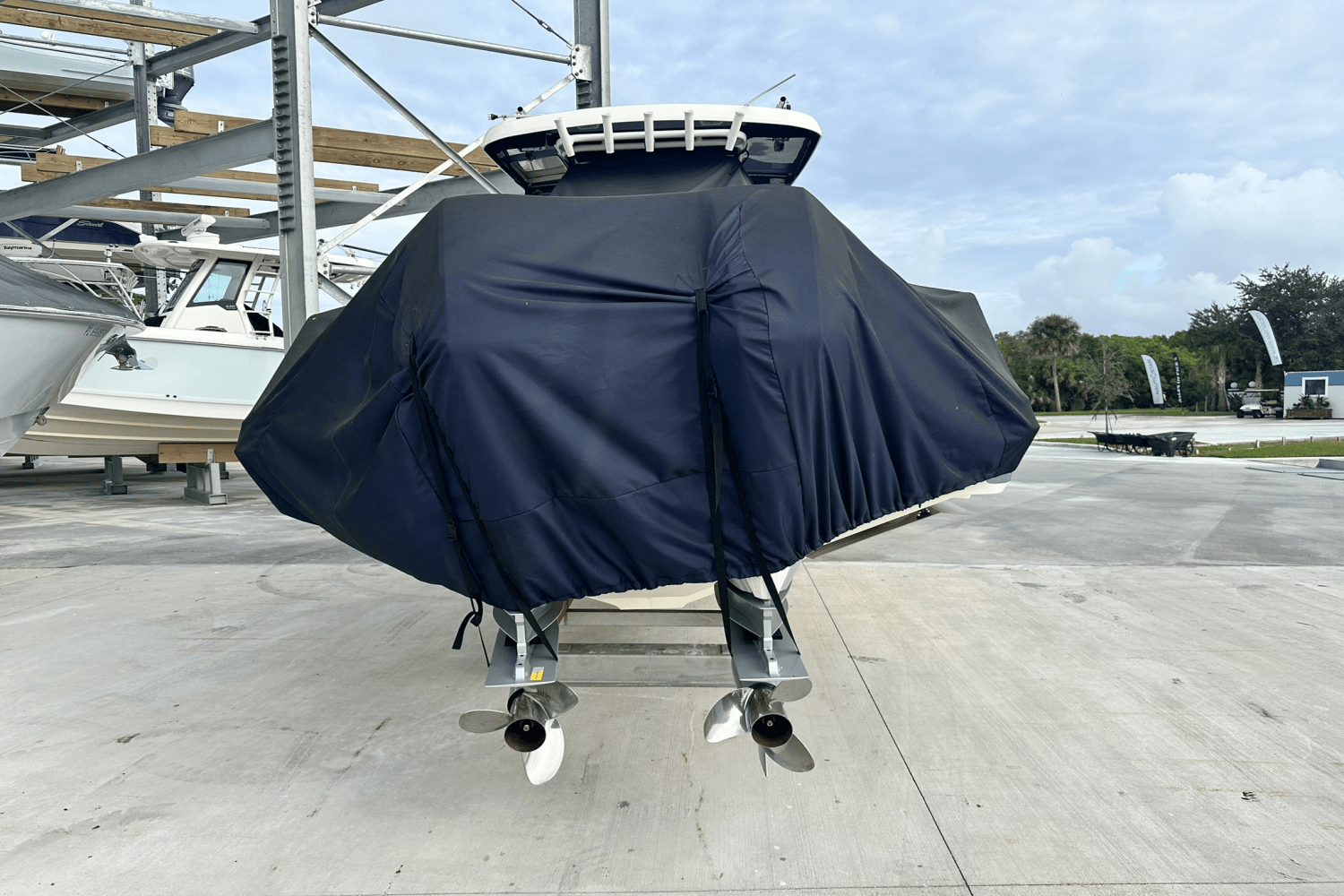 Slide: The Image of Boston Whaler 330 OUTRAGE 2023 - 7