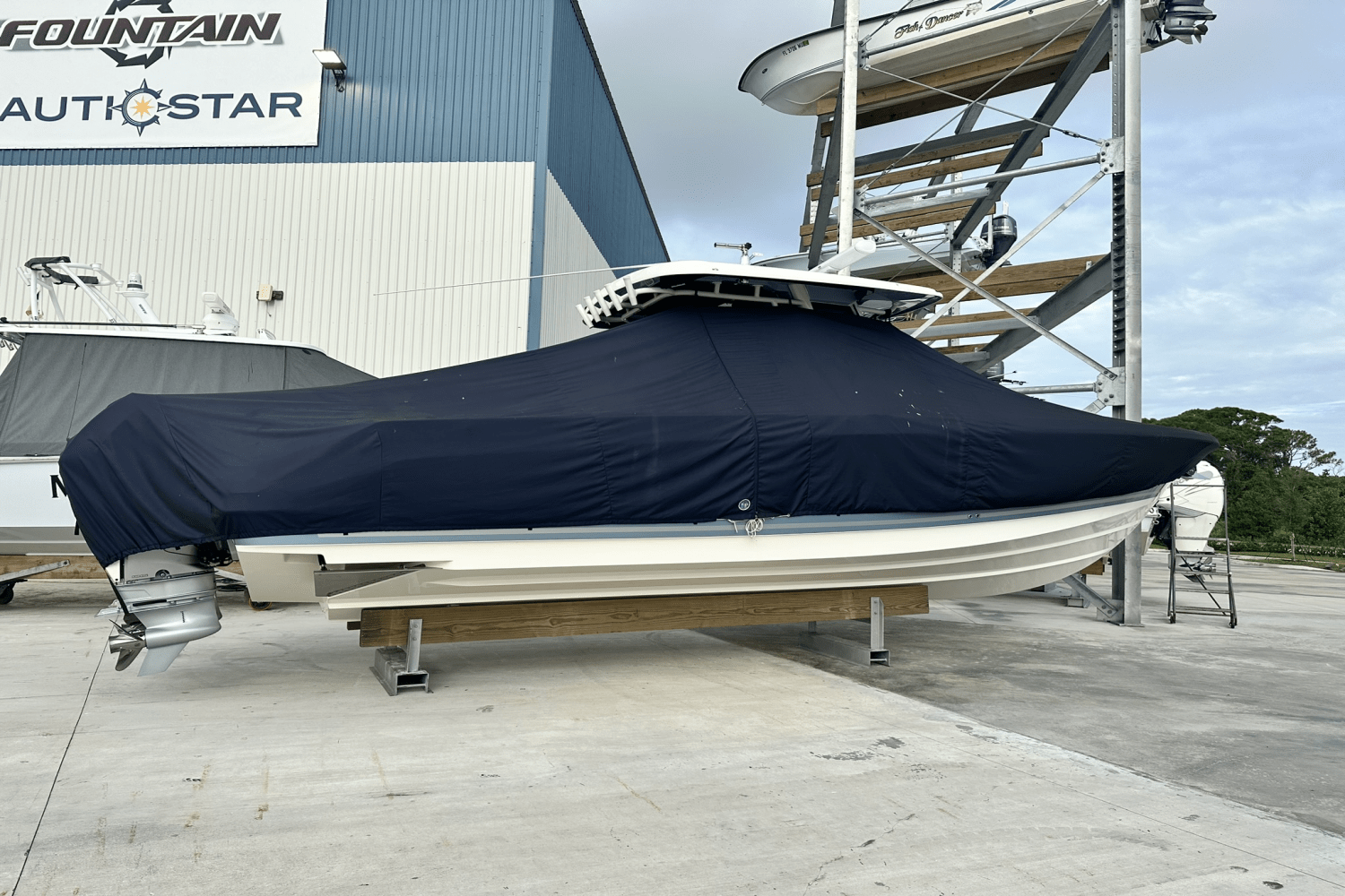 Slide: The Image of Boston Whaler 330 OUTRAGE 2023 - 8