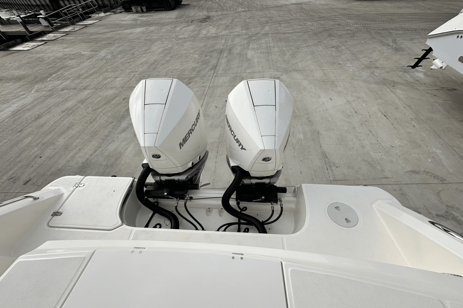 Slide: The Image of Boston Whaler 330 OUTRAGE 2023 - 9