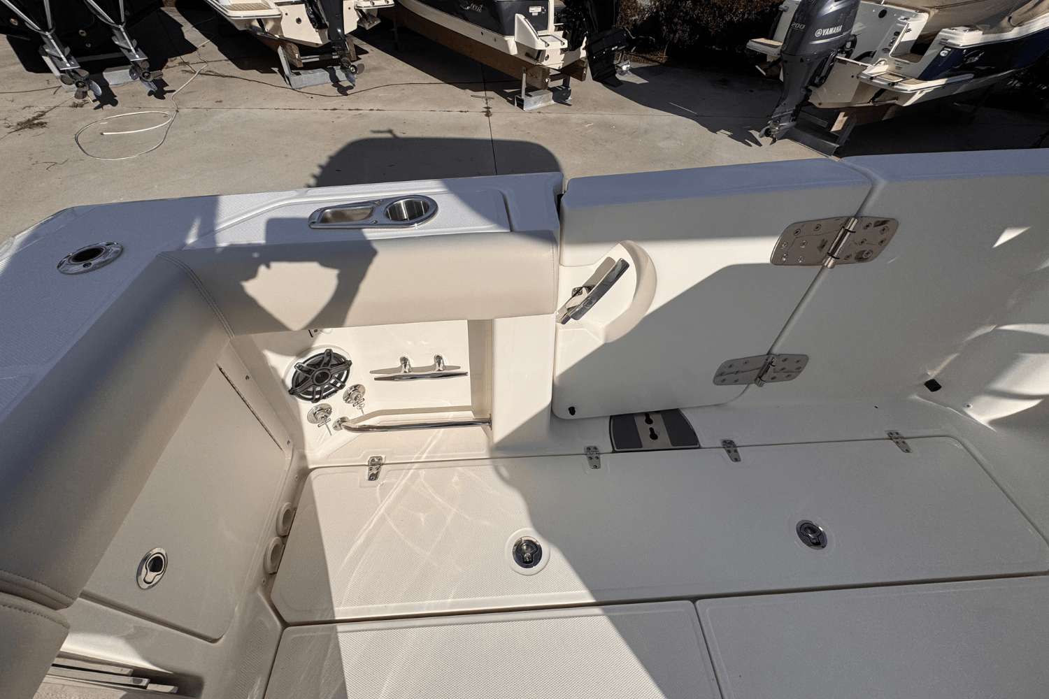 Slide: The Image of Boston Whaler 330 Outrage 2025 - 10