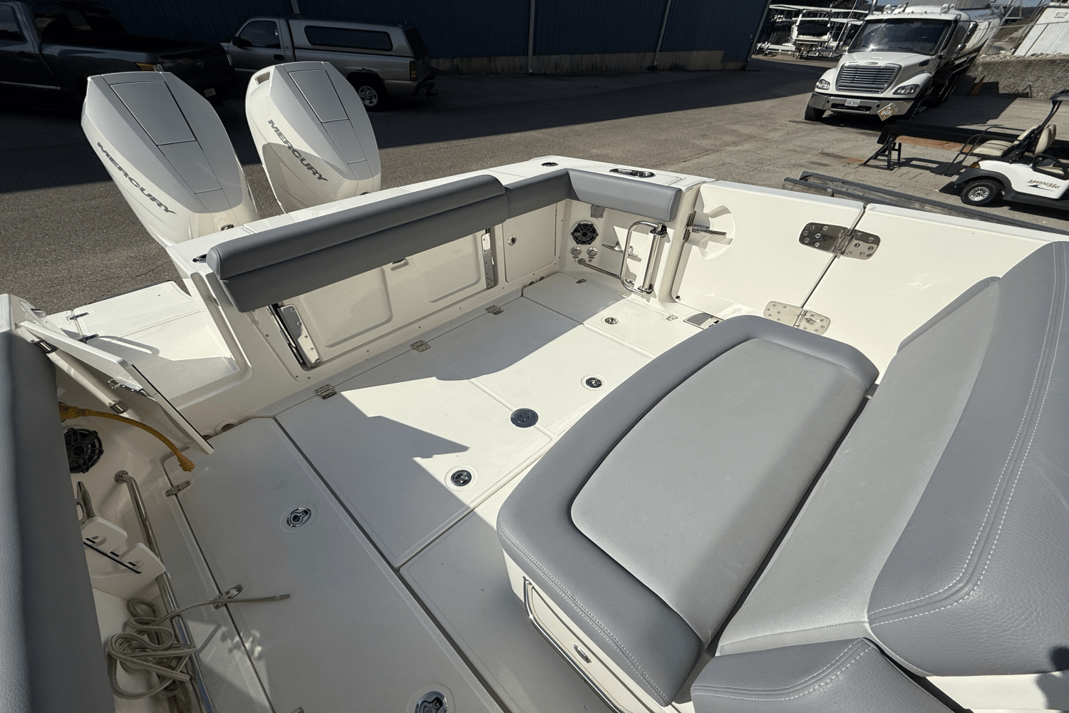 Slide: The Image of Boston Whaler 330 Outrage 2025 - 11