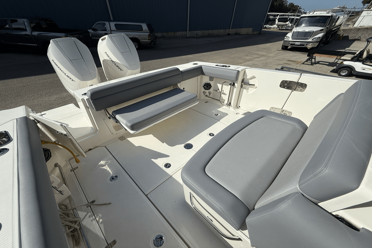 Slide: The Image of Boston Whaler 330 Outrage 2025 - 12