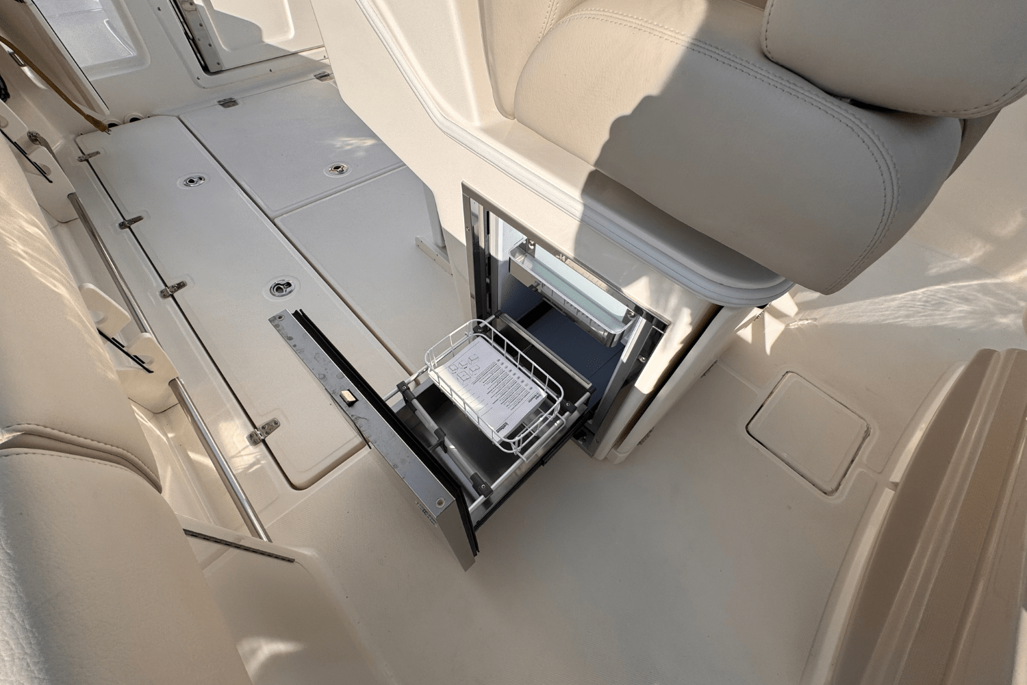 Slide: The Image of Boston Whaler 330 Outrage 2025 - 13