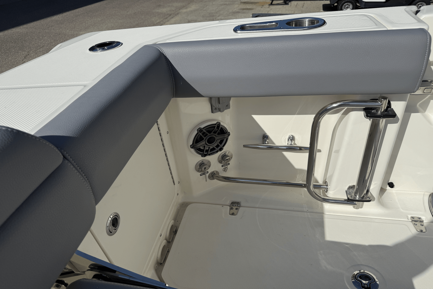 Slide: The Image of Boston Whaler 330 Outrage 2025 - 13