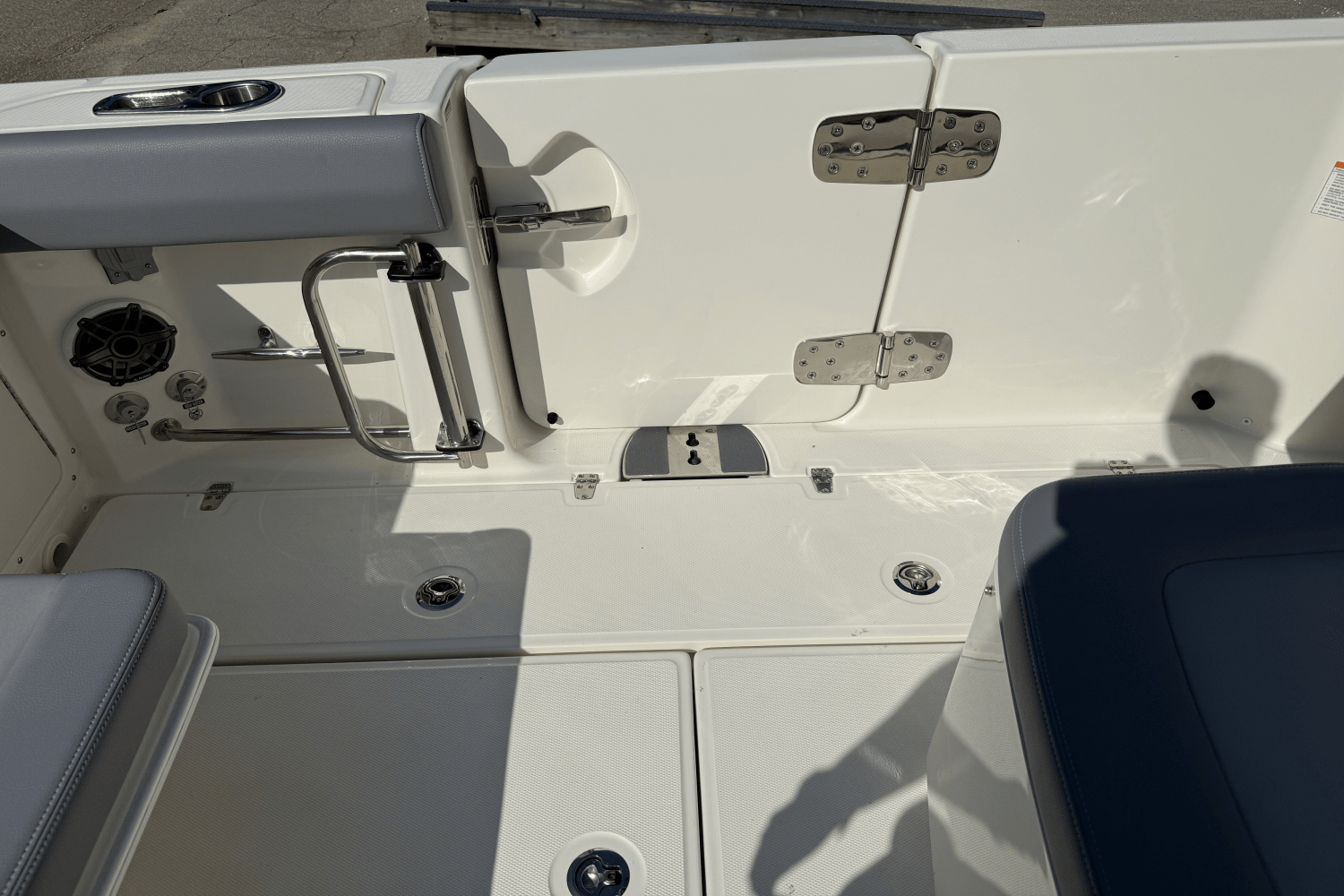 Slide: The Image of Boston Whaler 330 Outrage 2025 - 14