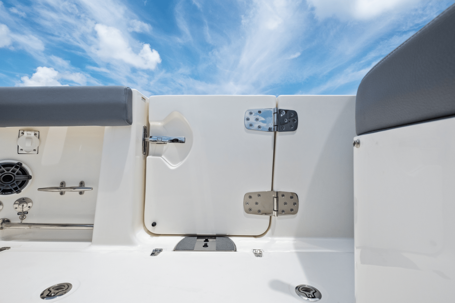 Slide: The Image of Boston Whaler 330 Outrage 2025 - 15