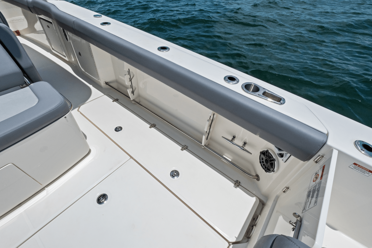 Slide: The Image of Boston Whaler 330 Outrage 2025 - 16