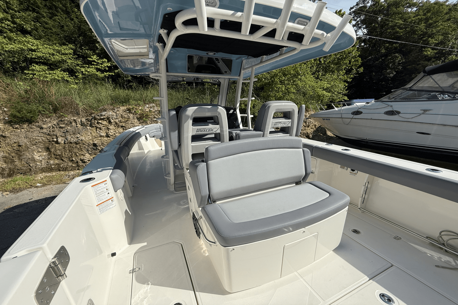 Slide: The Image of Boston Whaler 330 Outrage 2025 - 16