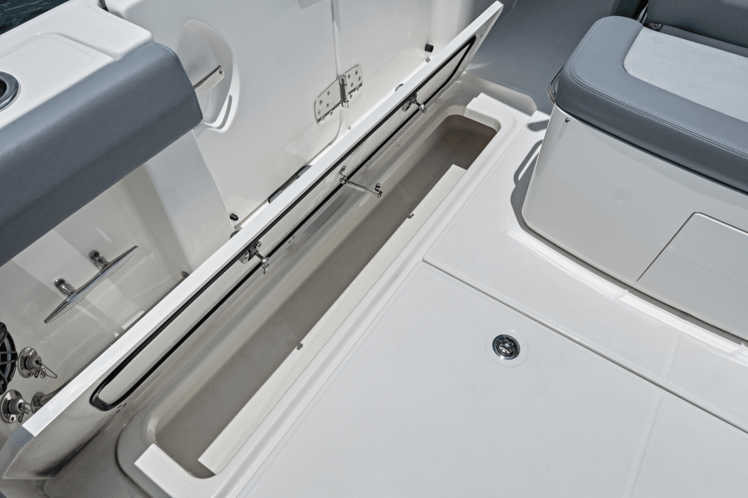 Slide: The Image of Boston Whaler 330 Outrage 2025 - 17