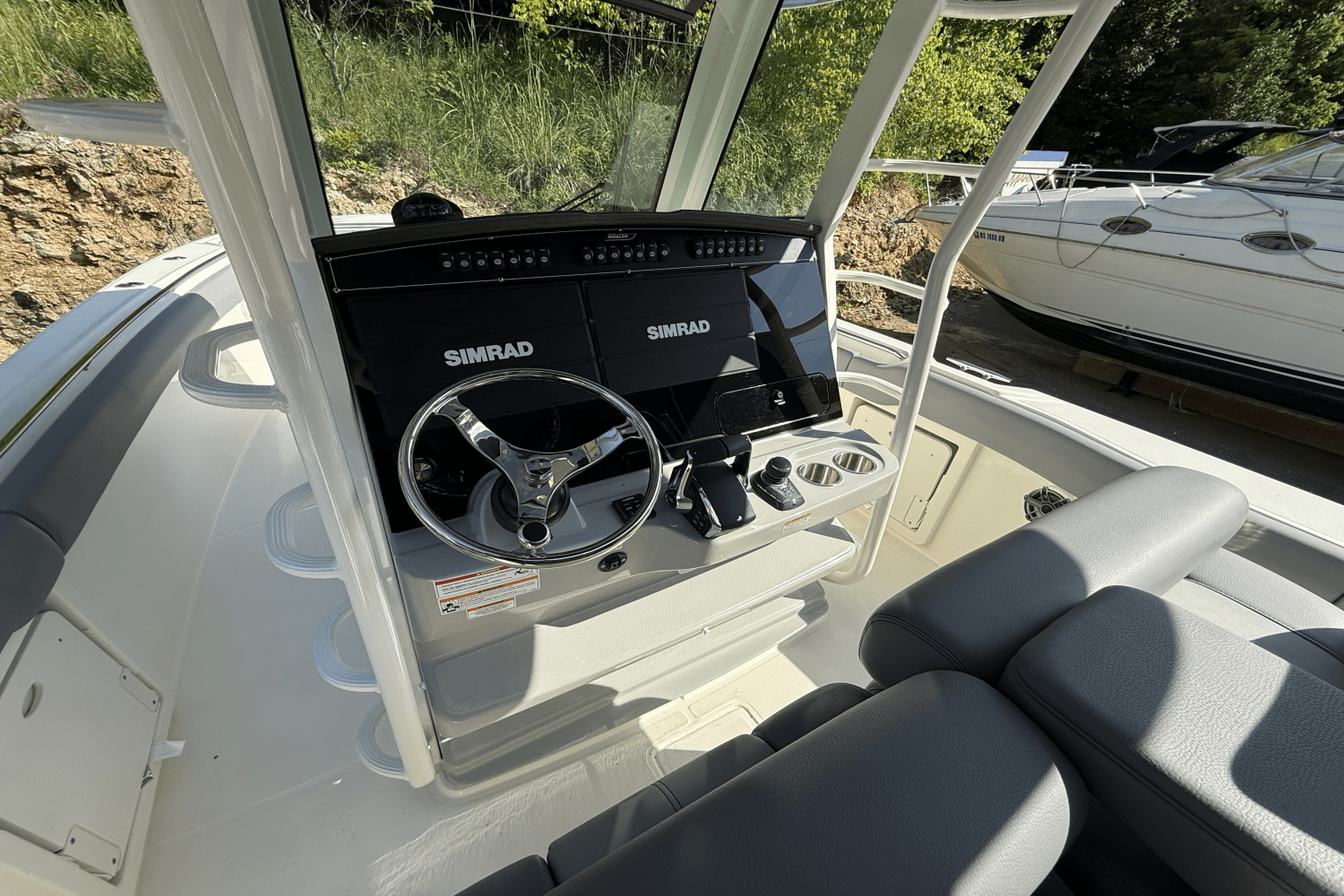 Slide: The Image of Boston Whaler 330 Outrage 2025 - 17