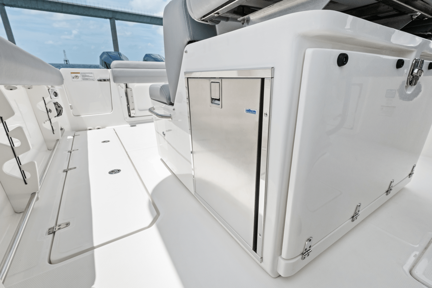 Slide: The Image of Boston Whaler 330 Outrage 2025 - 18