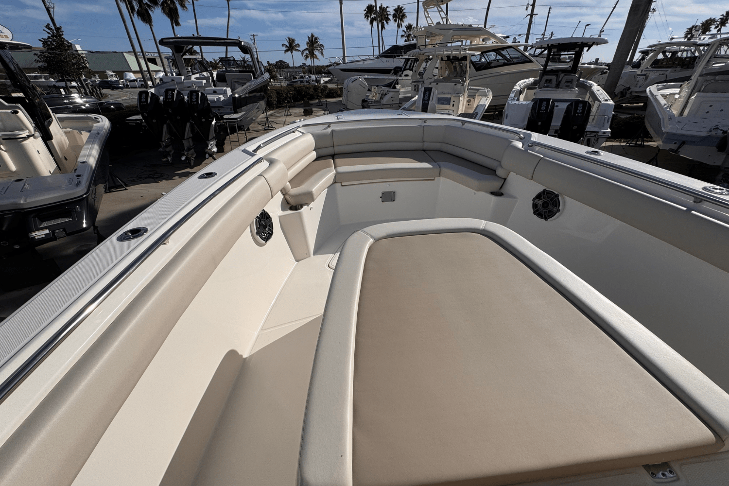 Slide: The Image of Boston Whaler 330 Outrage 2025 - 19