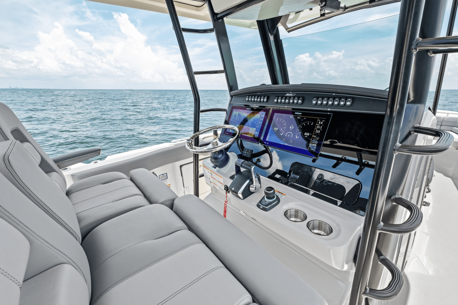 Slide: The Image of Boston Whaler 330 Outrage 2025 - 20
