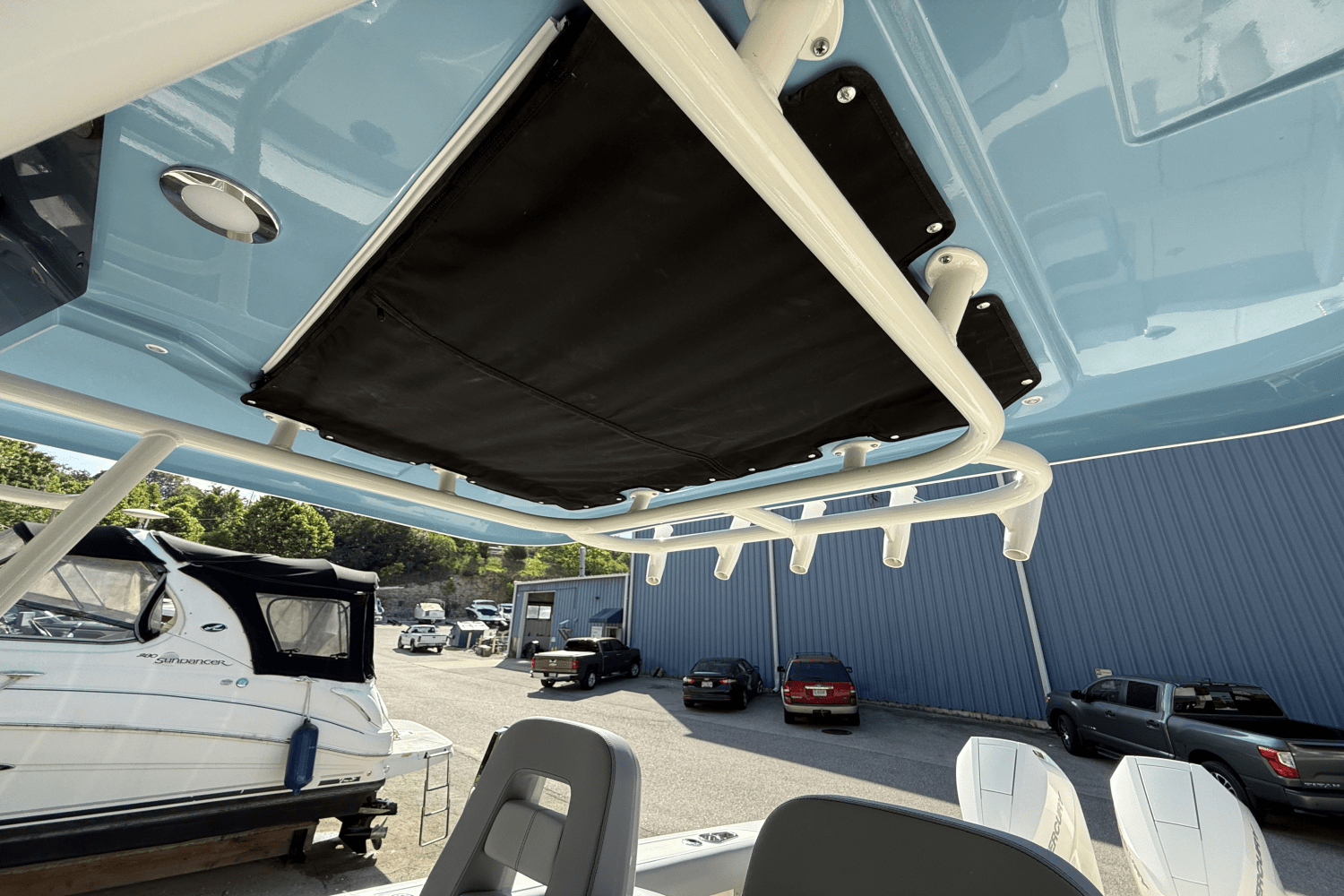 Slide: The Image of Boston Whaler 330 Outrage 2025 - 20