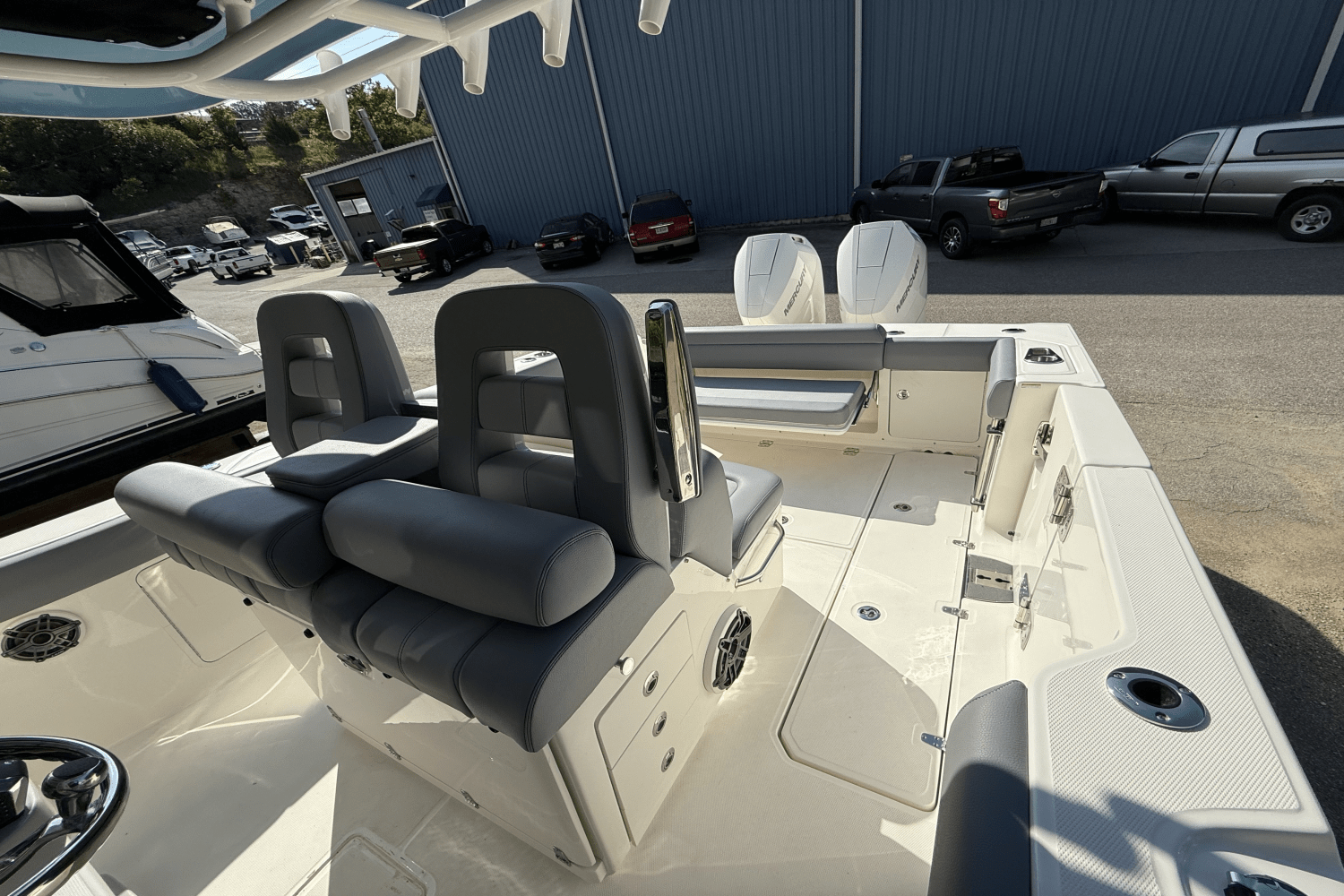 Slide: The Image of Boston Whaler 330 Outrage 2025 - 21