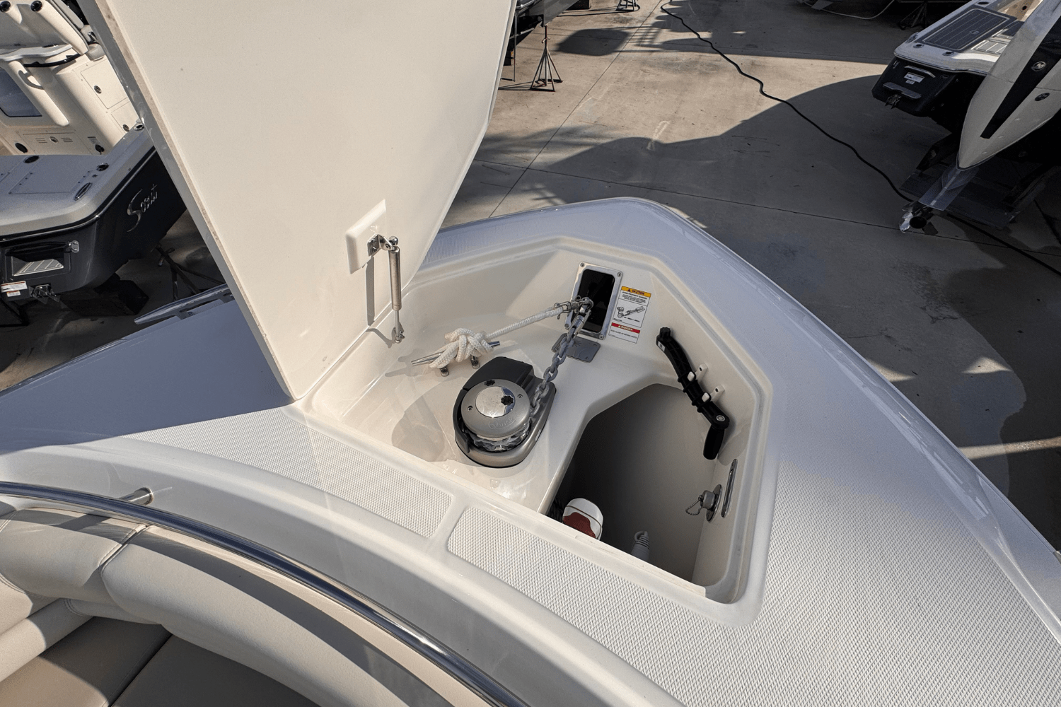 Slide: The Image of Boston Whaler 330 Outrage 2025 - 22