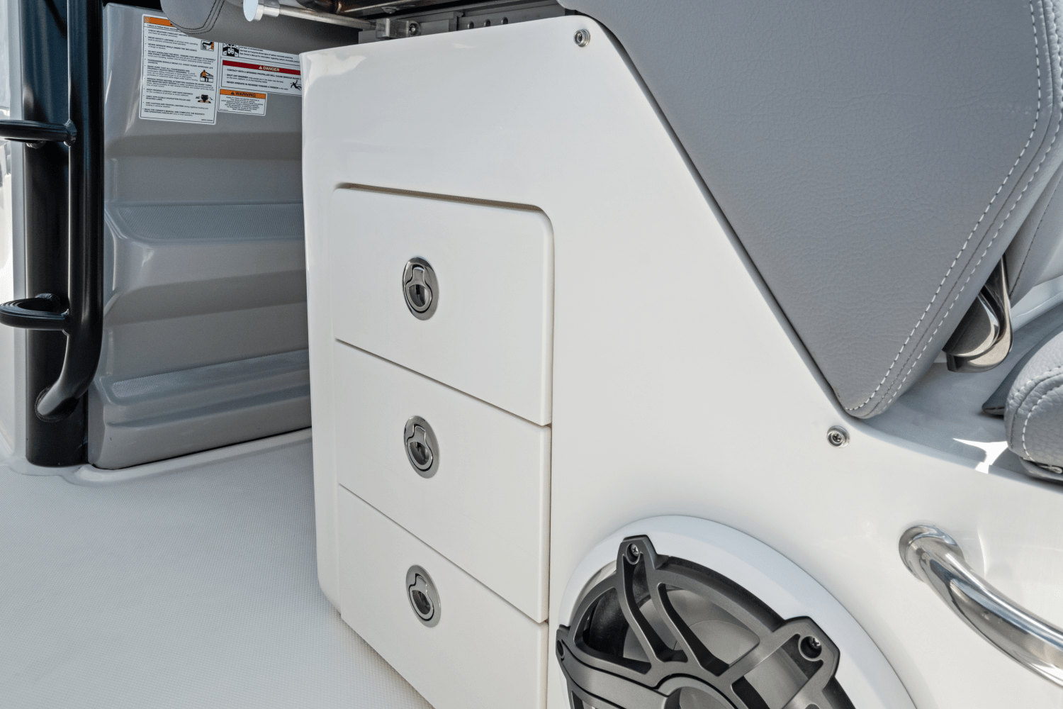 Slide: The Image of Boston Whaler 330 Outrage 2025 - 22