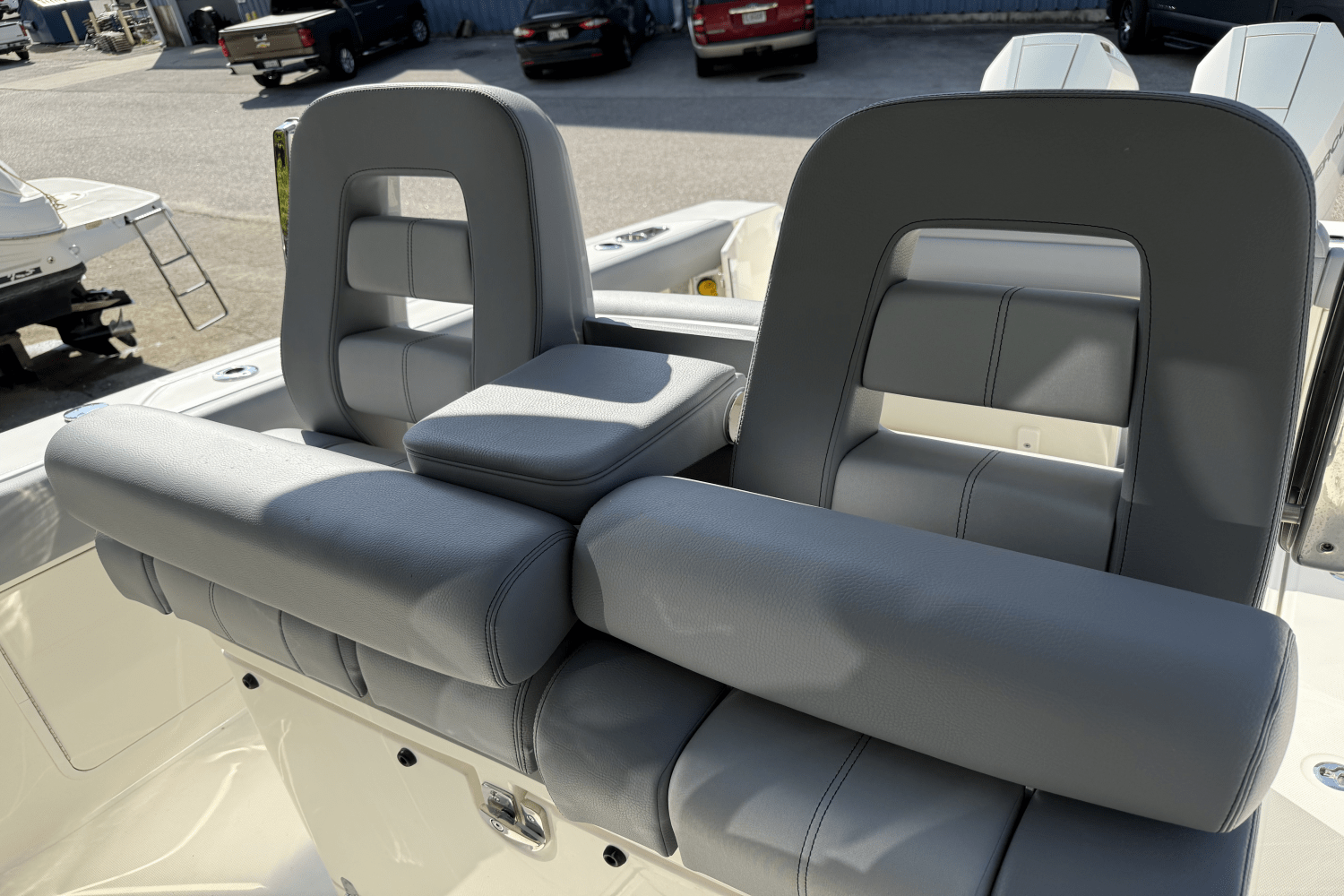 Slide: The Image of Boston Whaler 330 Outrage 2025 - 22
