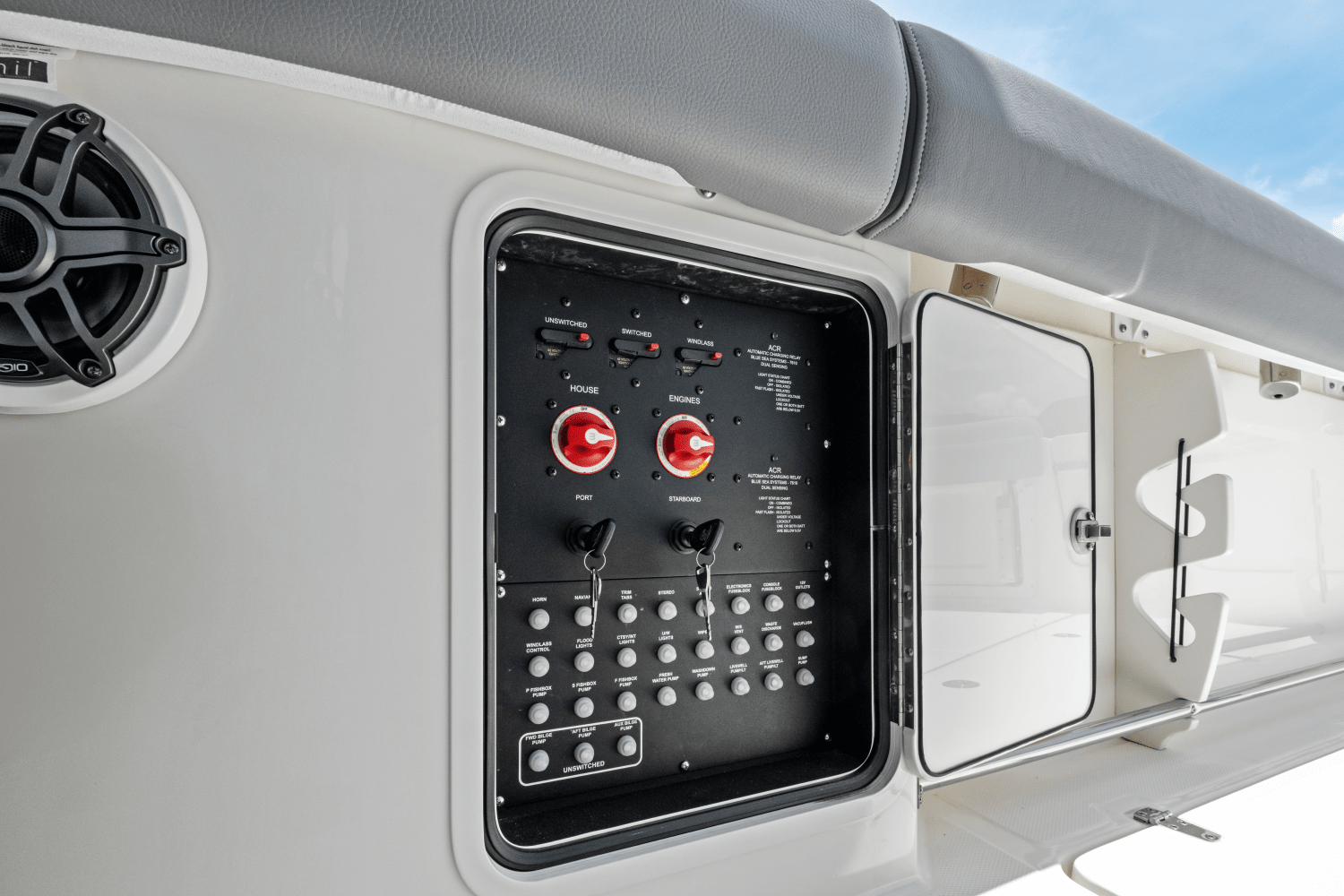 Slide: The Image of Boston Whaler 330 Outrage 2025 - 23