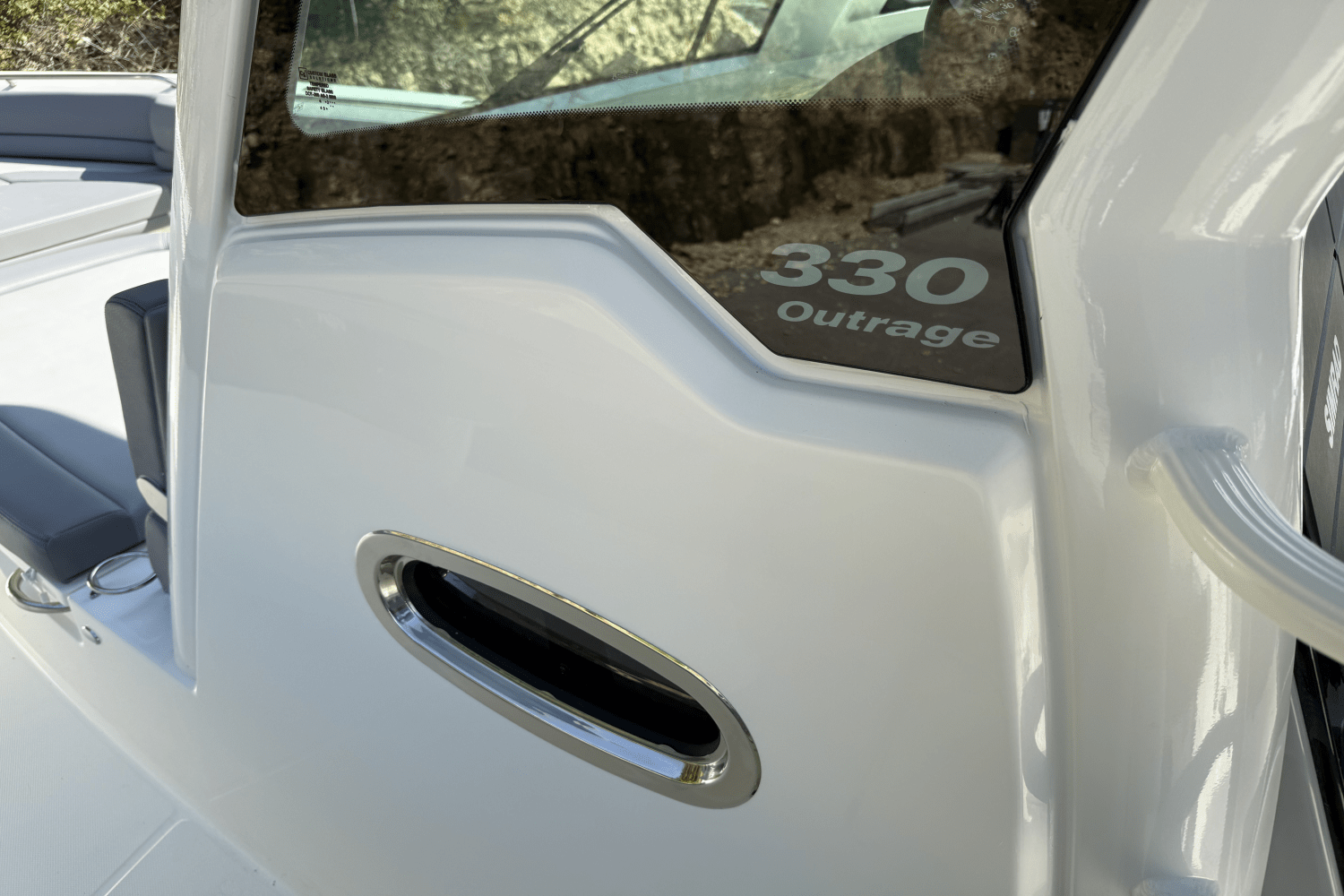 Slide: The Image of Boston Whaler 330 Outrage 2025 - 24