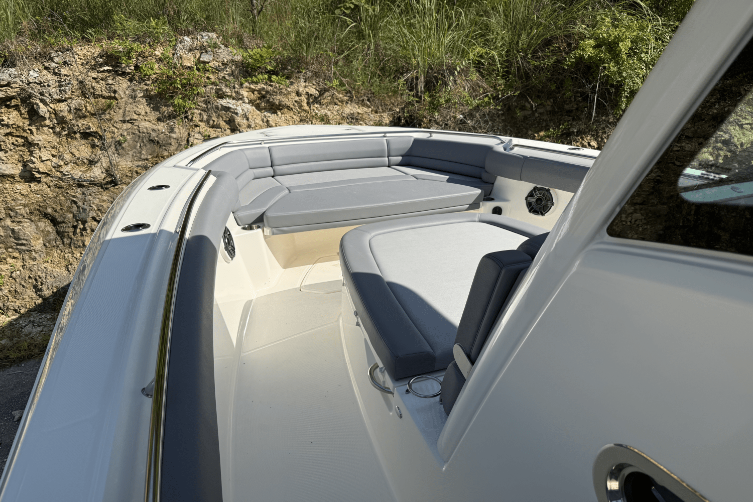 Slide: The Image of Boston Whaler 330 Outrage 2025 - 25